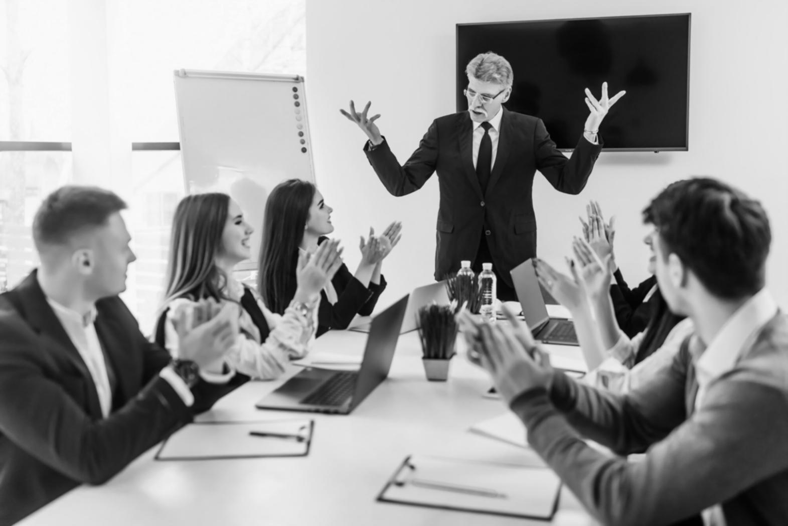 Profesores experimentados en finanzas corporativas