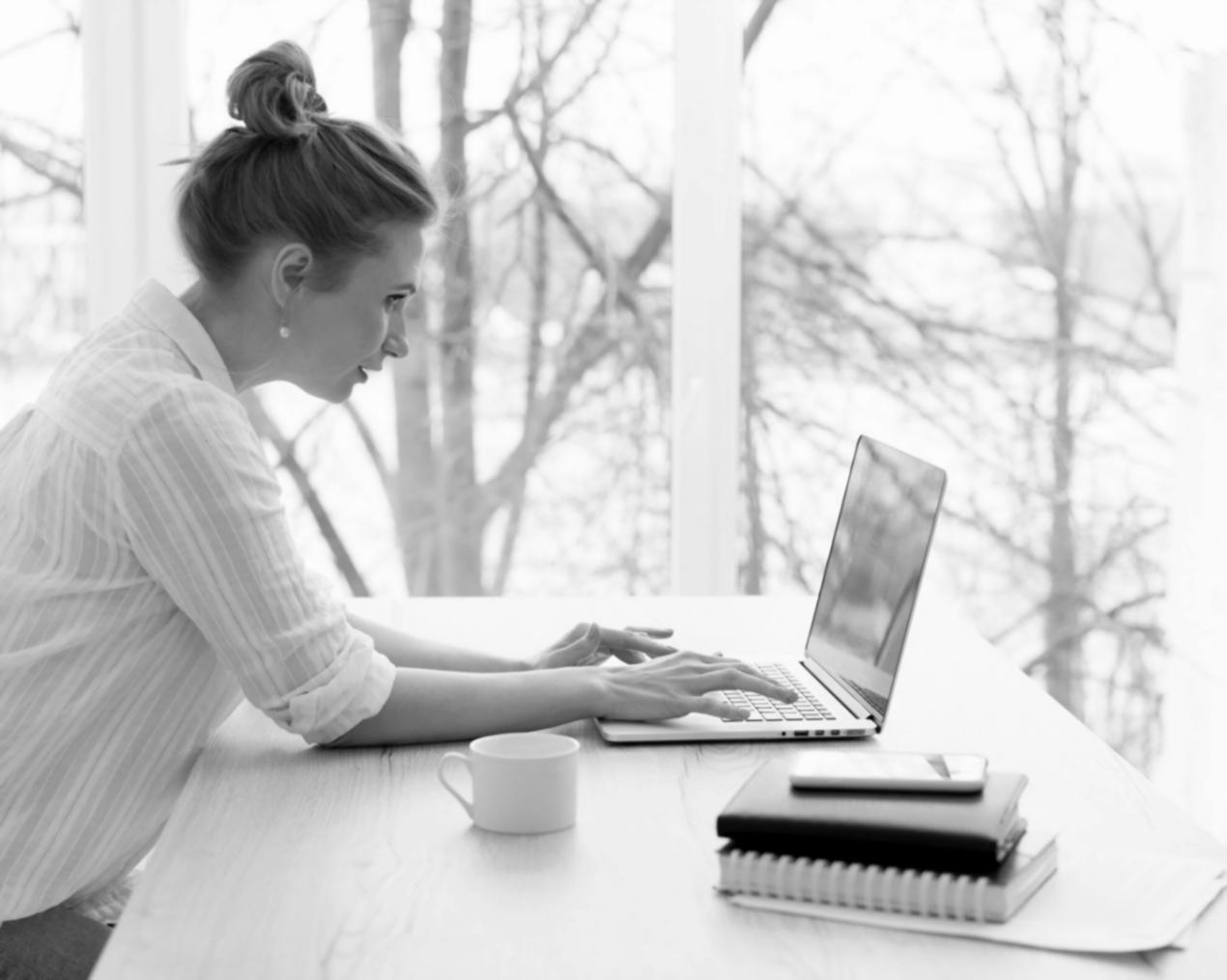 Estudiantes trabajando en análisis financiero en ambiente colaborativo