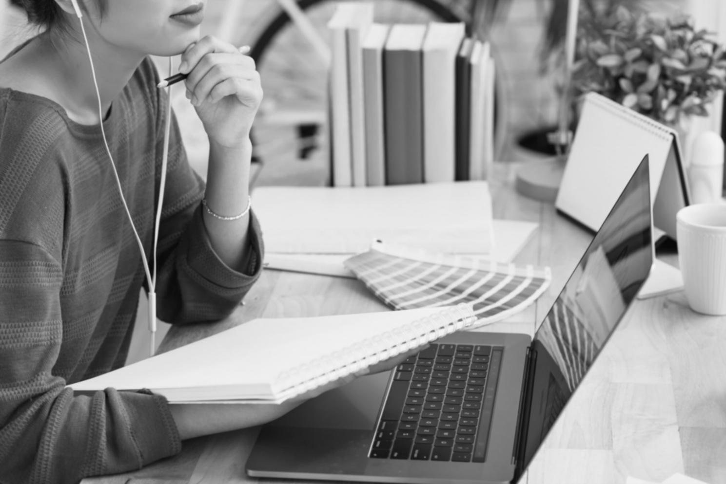 Profesionales analizando estados financieros en una sesión de trabajo colaborativo