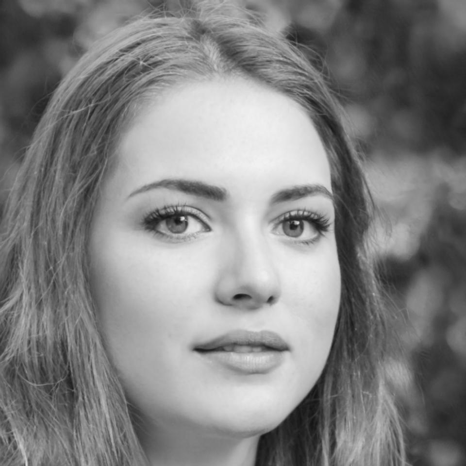 Fotografía profesional de Esperanza Moreau, instructora experta en análisis de estados financieros